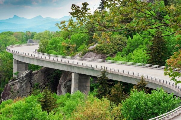 Autostraße mit schöner Aussicht