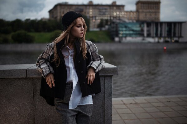 Ragazza in un cappello sotto la pioggia