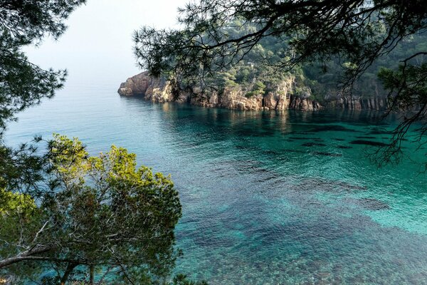 Bahía azul que desemboca en el mar