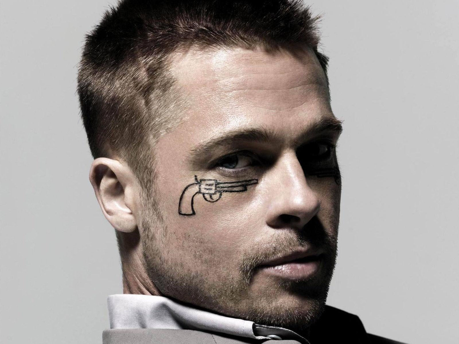 brad pitt actor tatuaje en la cara bueno: