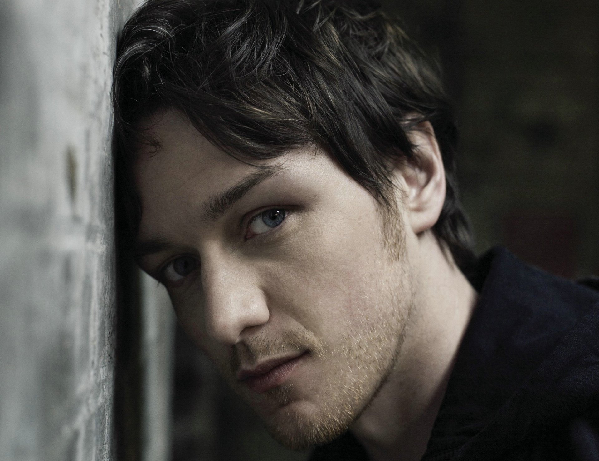 actor james mcavoy retrato cara ojos mirada cerdas pared