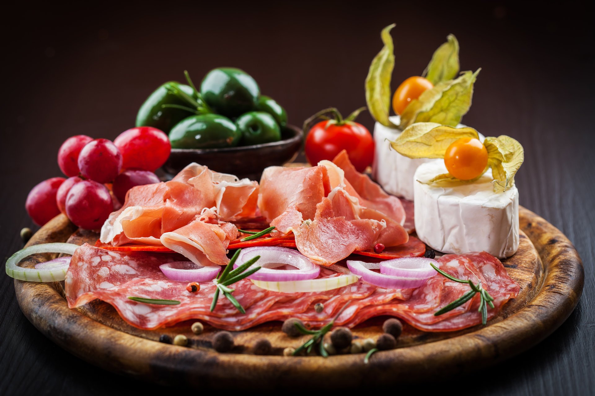 naturaleza muerta salchicha jamón quesos verduras comida foto