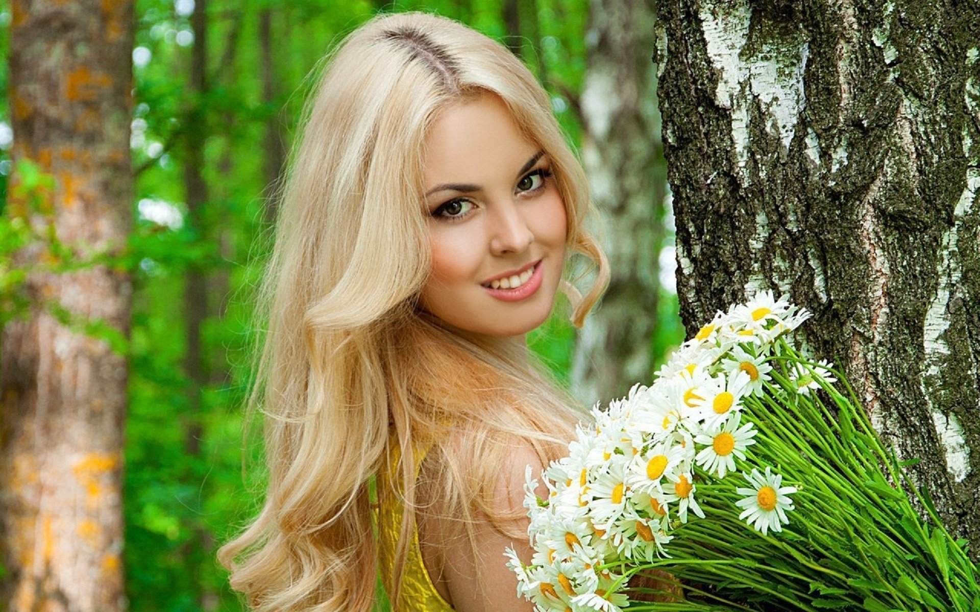 avec bouquet marguerites fille blonde