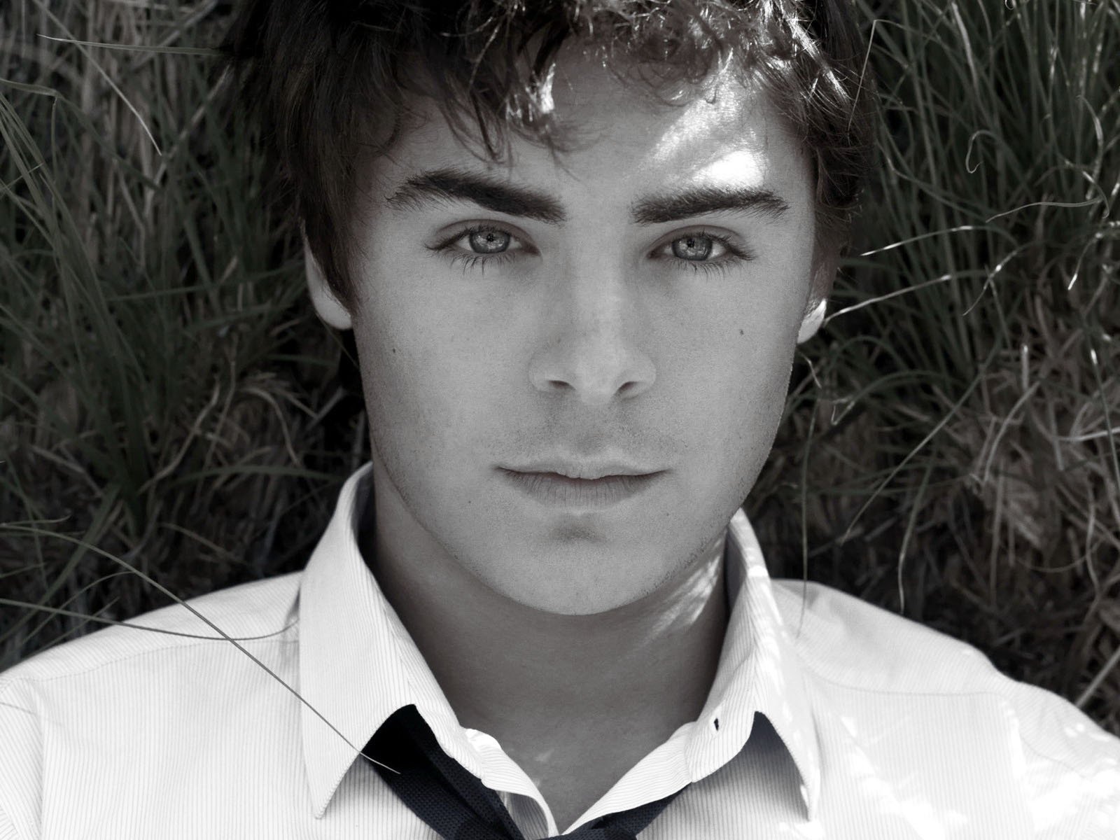 zac efron actor blanco y negro