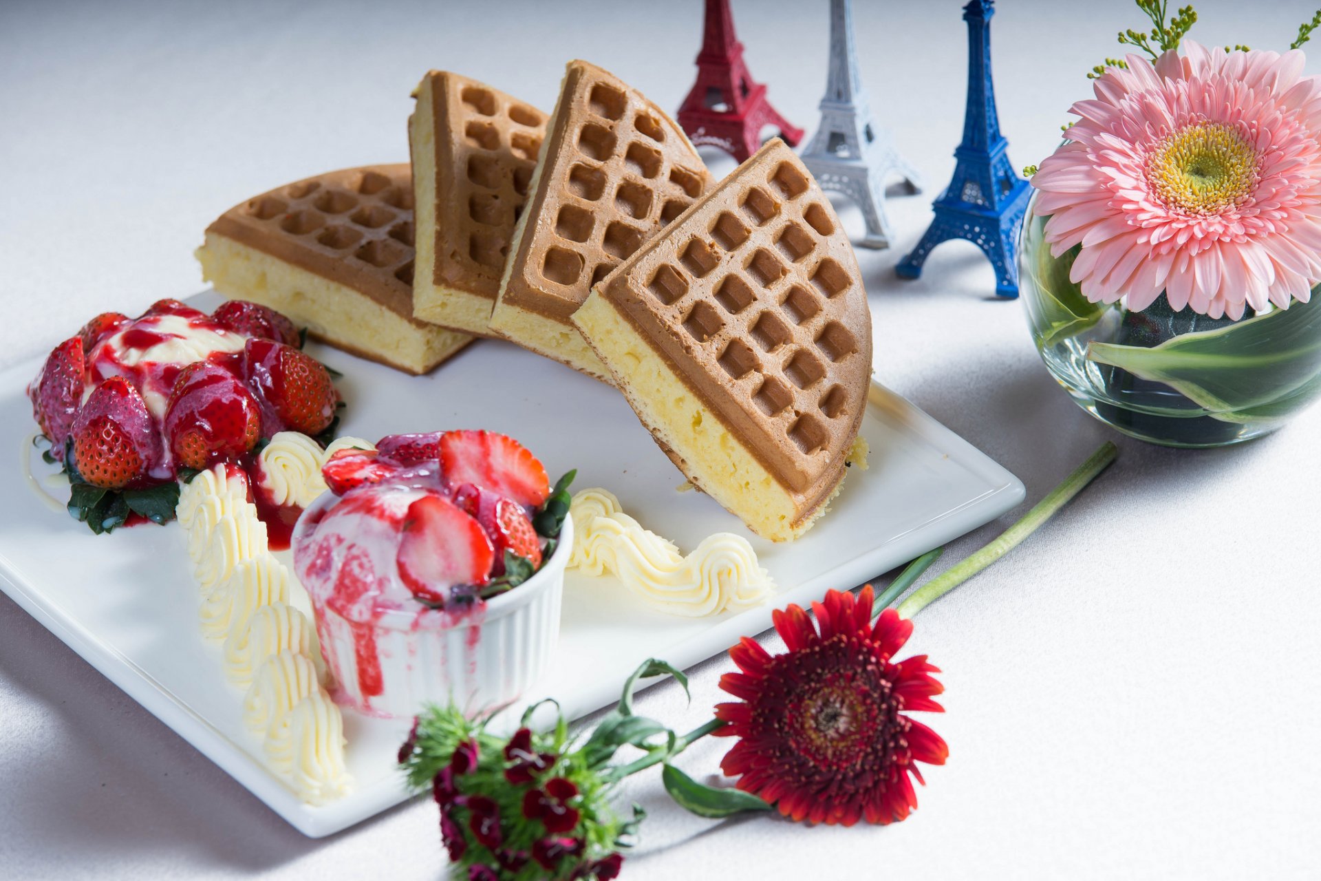 dessert crème glacée gâteau fraise baies gerbera fleurs tour eiffel