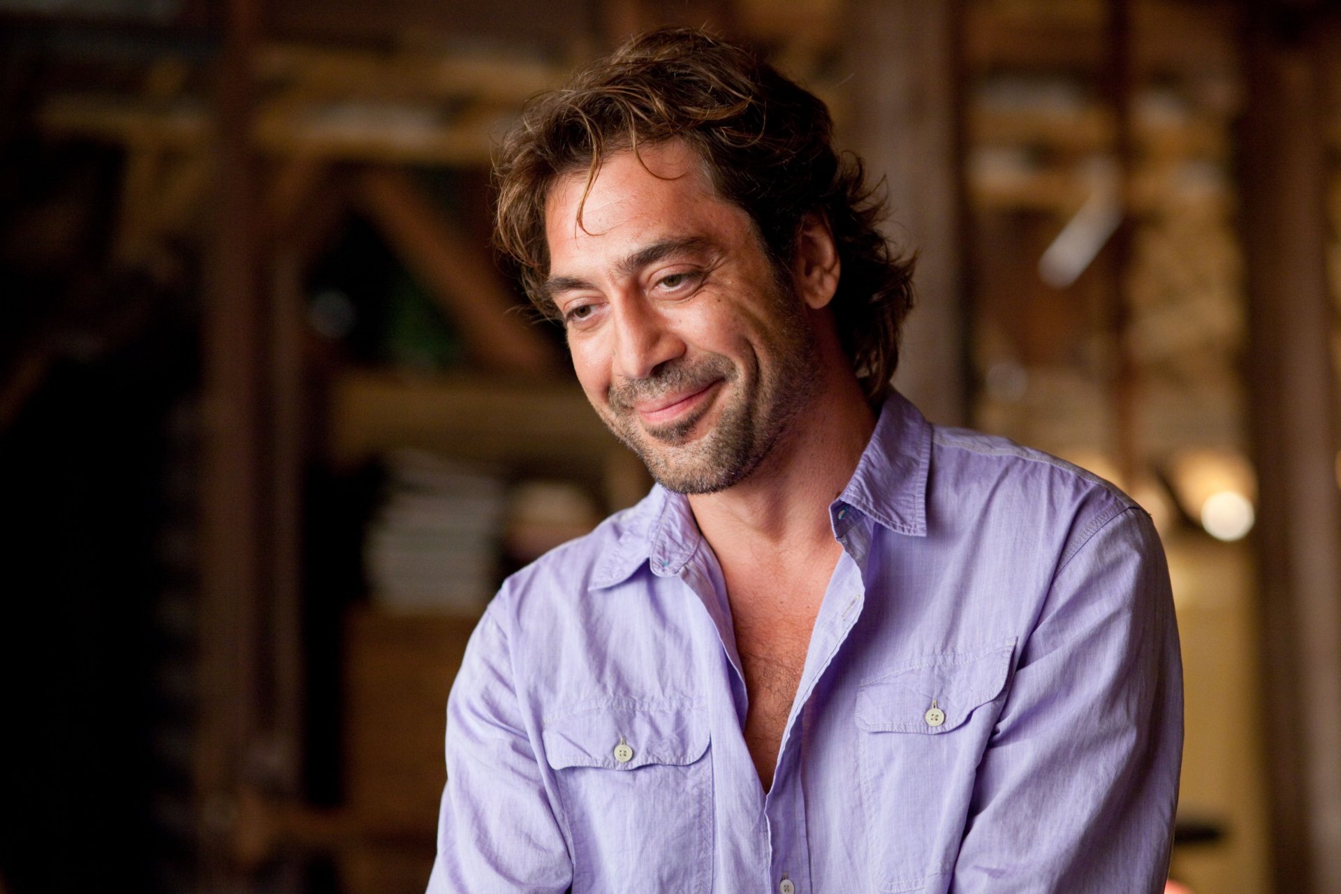 javier bardem espagnol homme souriant chemise lilas