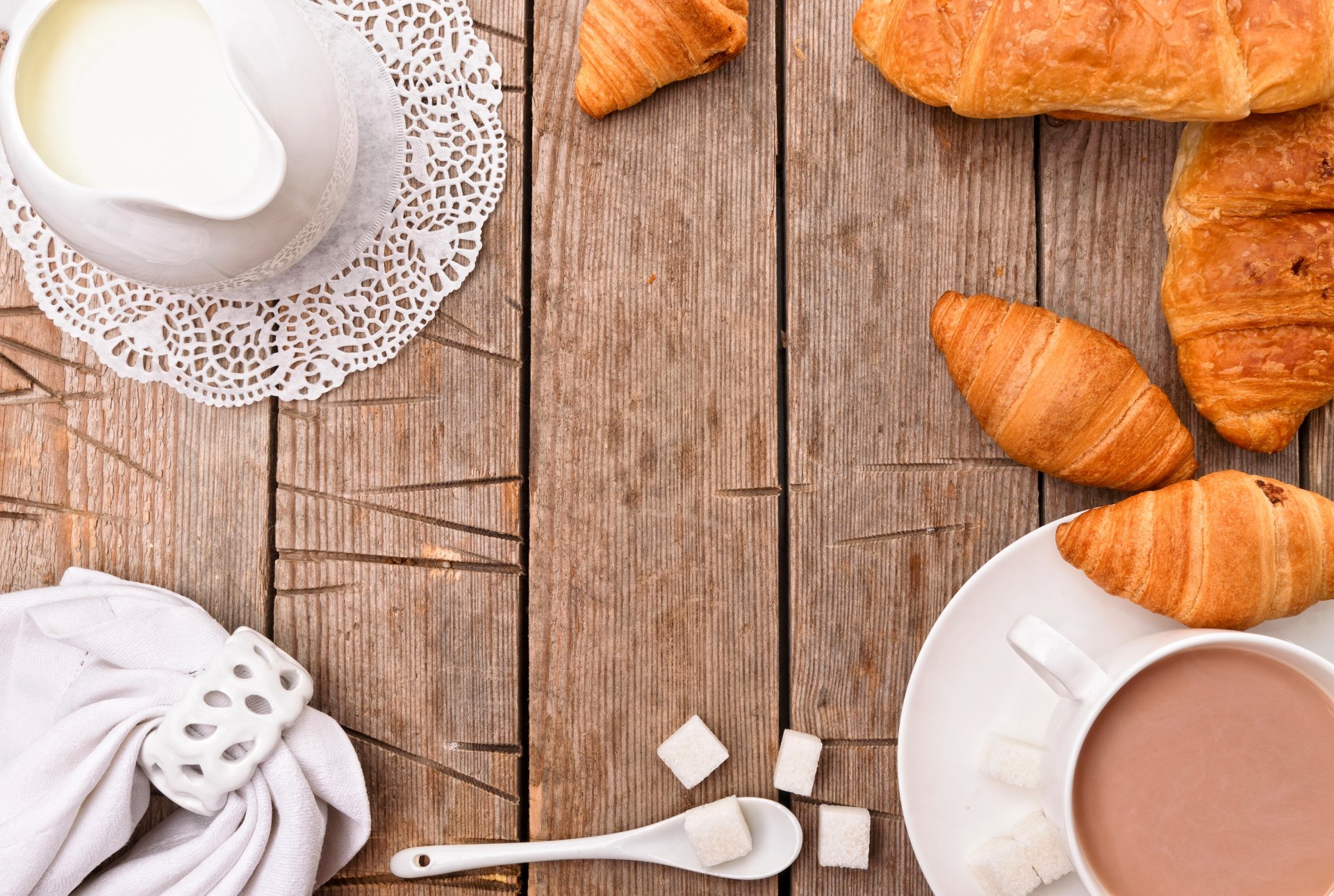 repas petit déjeuner tasse croissant lait cacao sucre