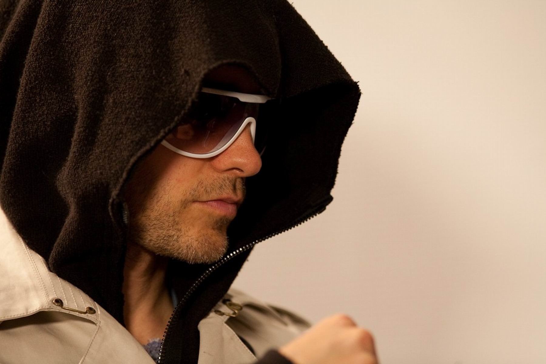 jared leto músico cerdas gafas capucha abrigo