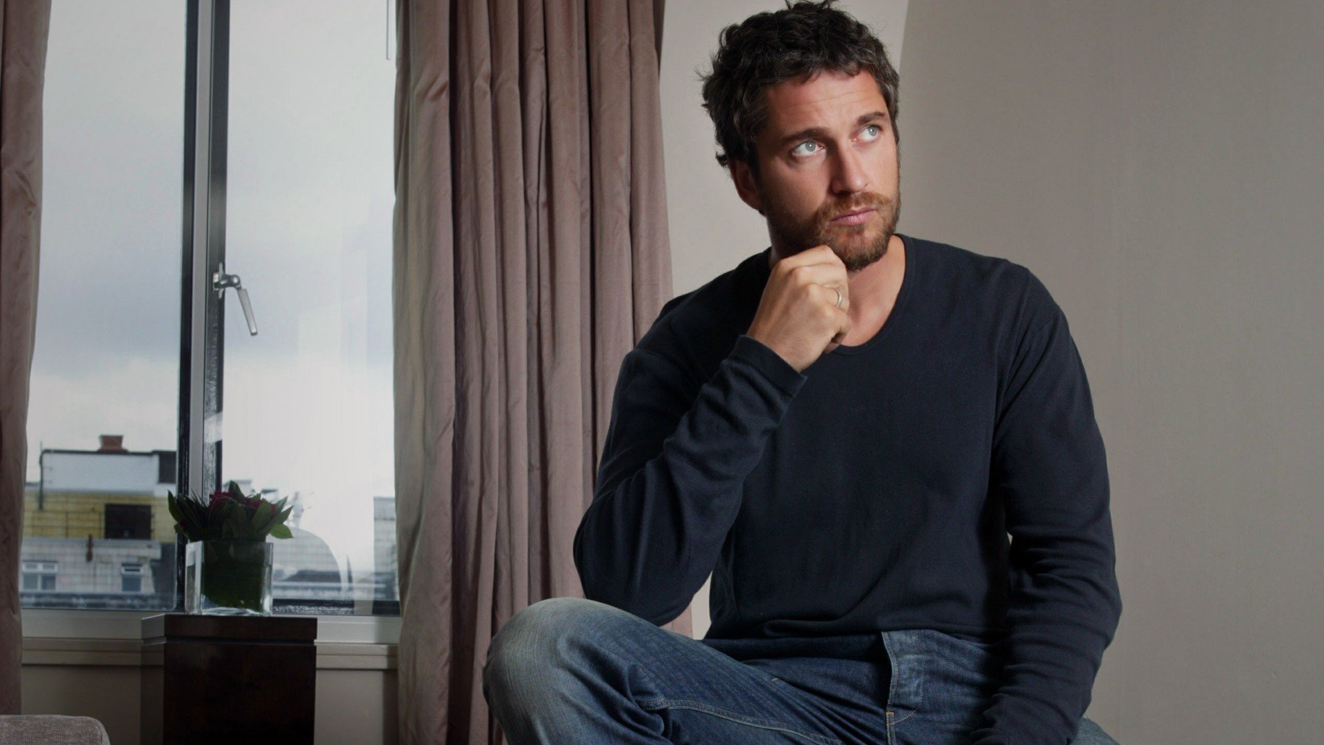 gerard butler mann tapete