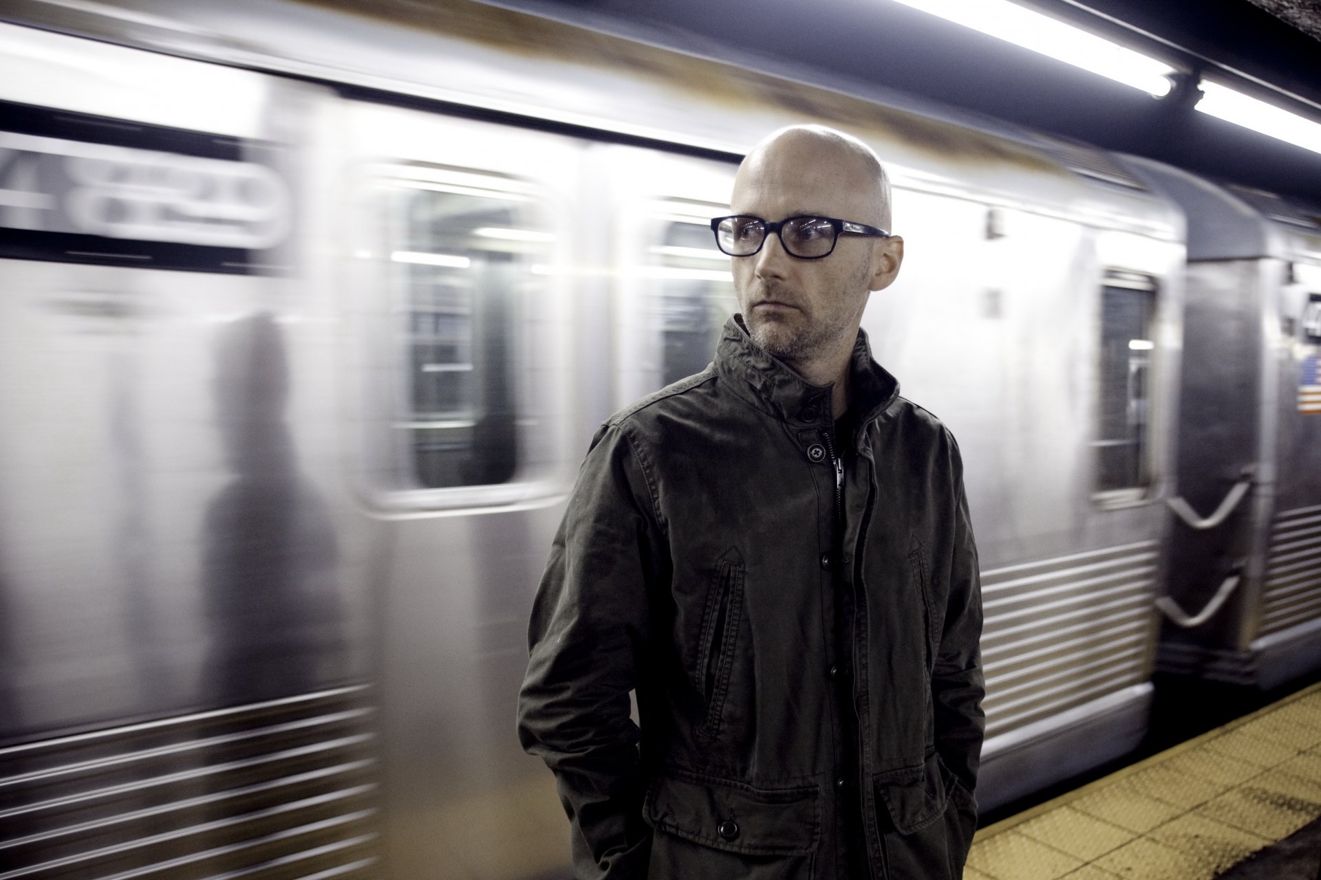 moby zerstört u-bahn musiker