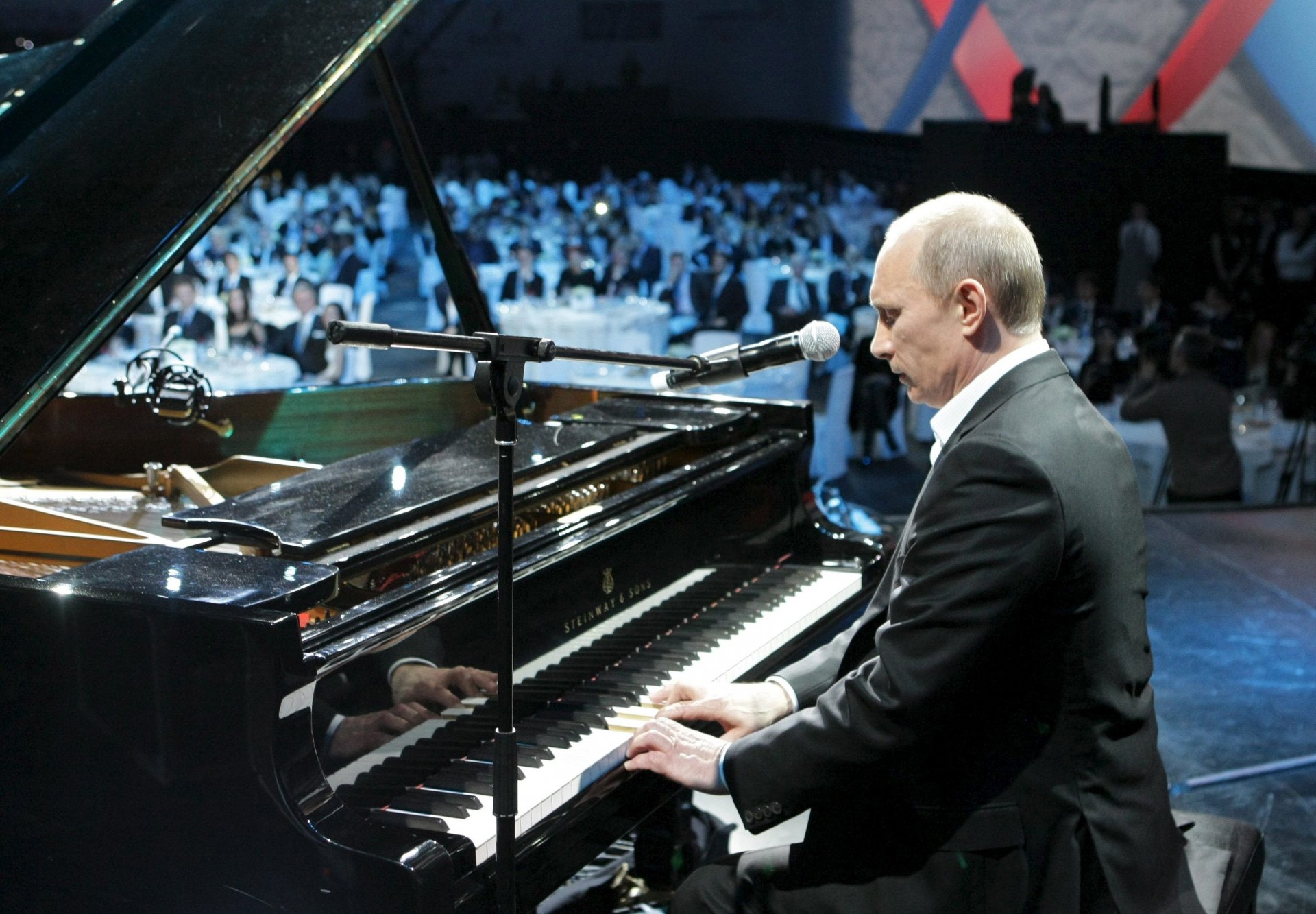 vladimir putin presidente de rusia primer ministro de rusia música piano jugando micrófono fondo de pantalla