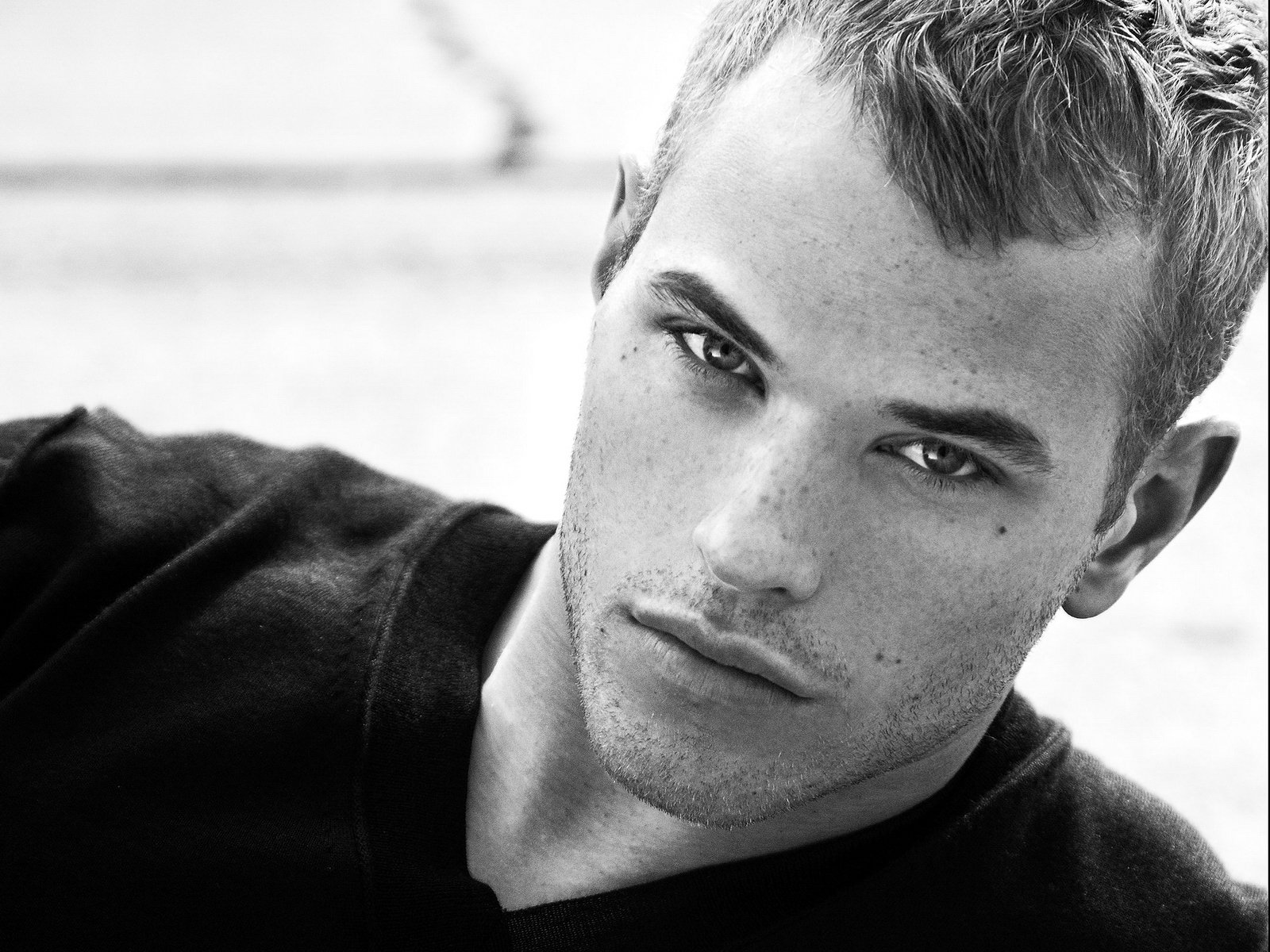 blonde beau mec kellan photo noir et blanc