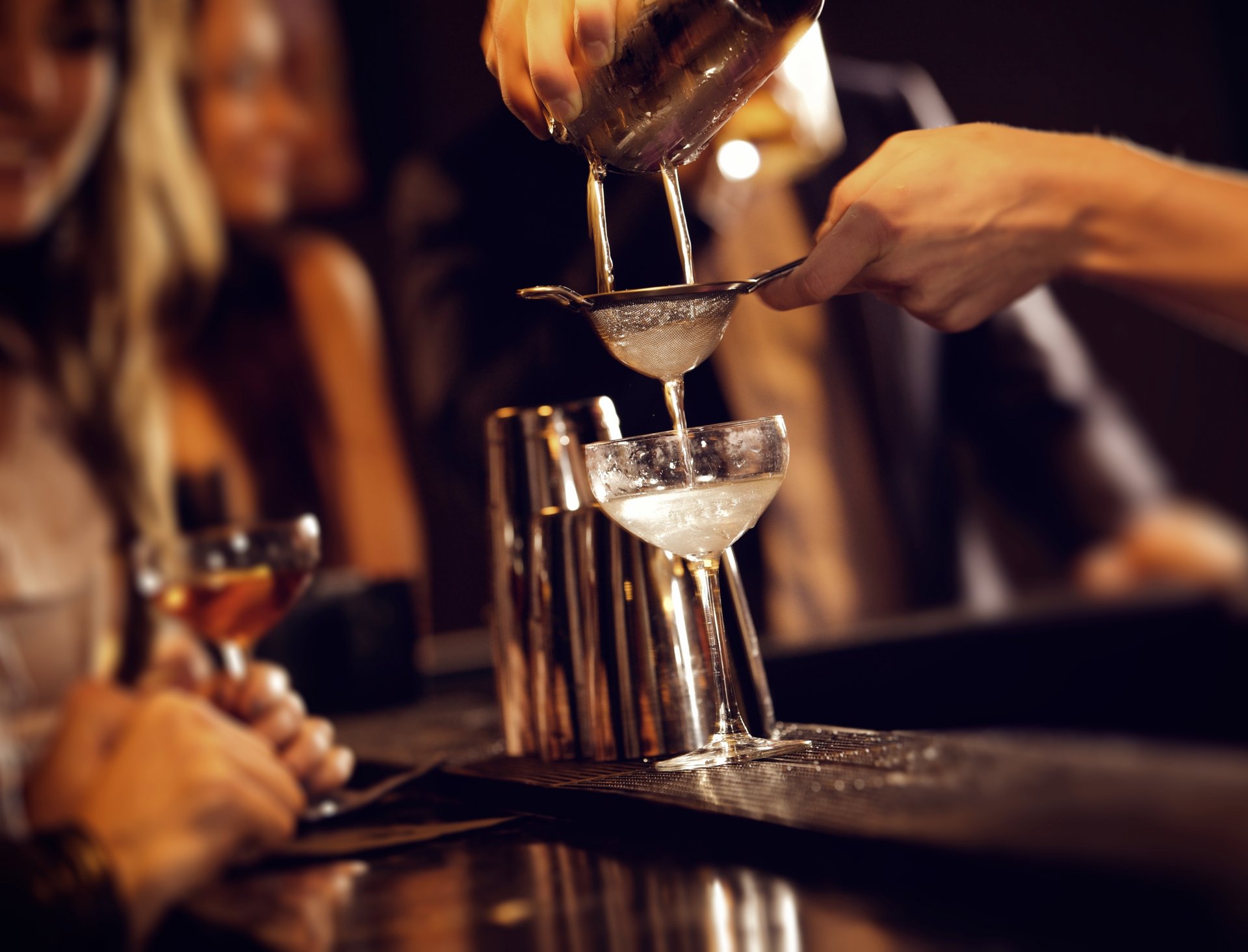 mujer camarero refrescos