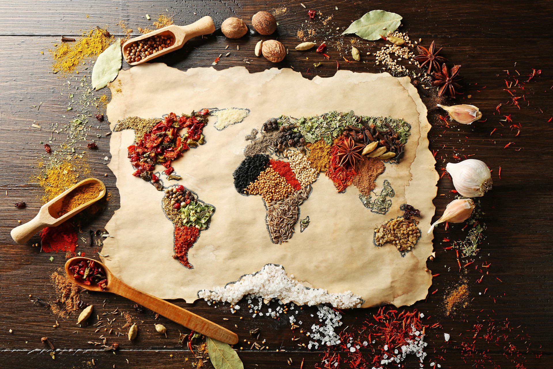 nourriture épices épices surface carte du monde continents continents condiments noix de muscade rouge noir poivre curry clou de girofle gros sel feuille de laurier anis ail safran thym bonne idée créatif positif table miam miam flou bokeh fond d écran