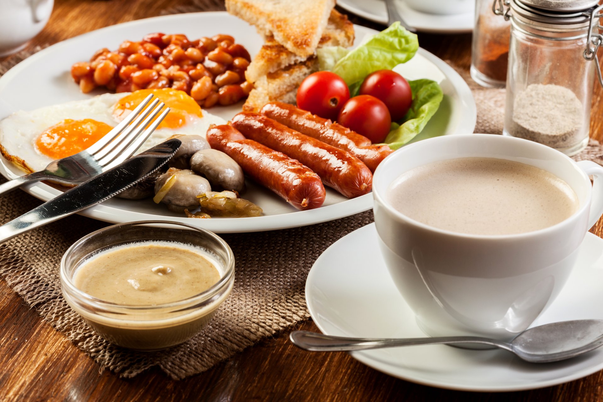 natura morta caffè salsiccia pomodori tazza uova strapazzate cibo foto