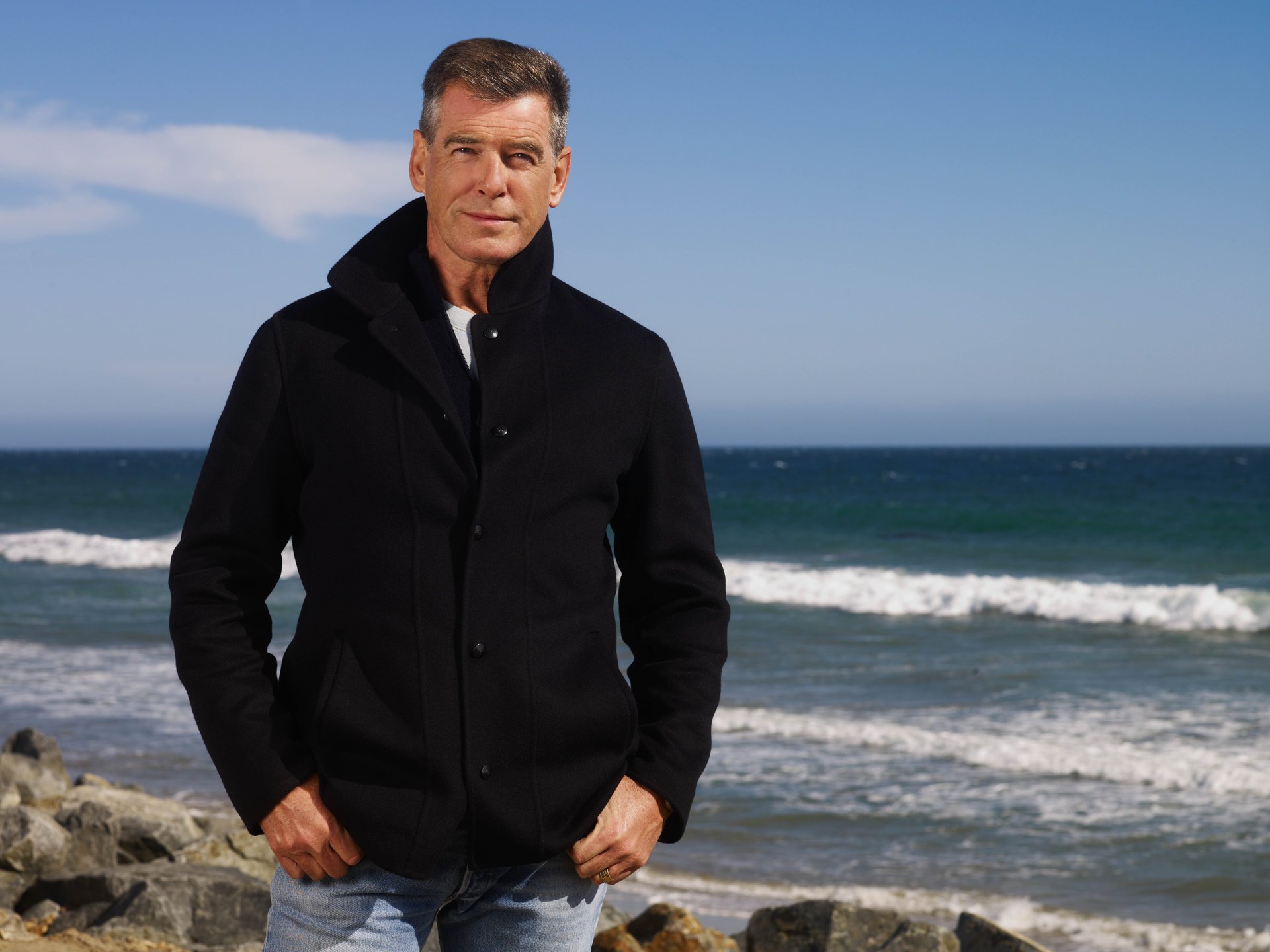 pierce brosnan acteur mer vue vagues pierres