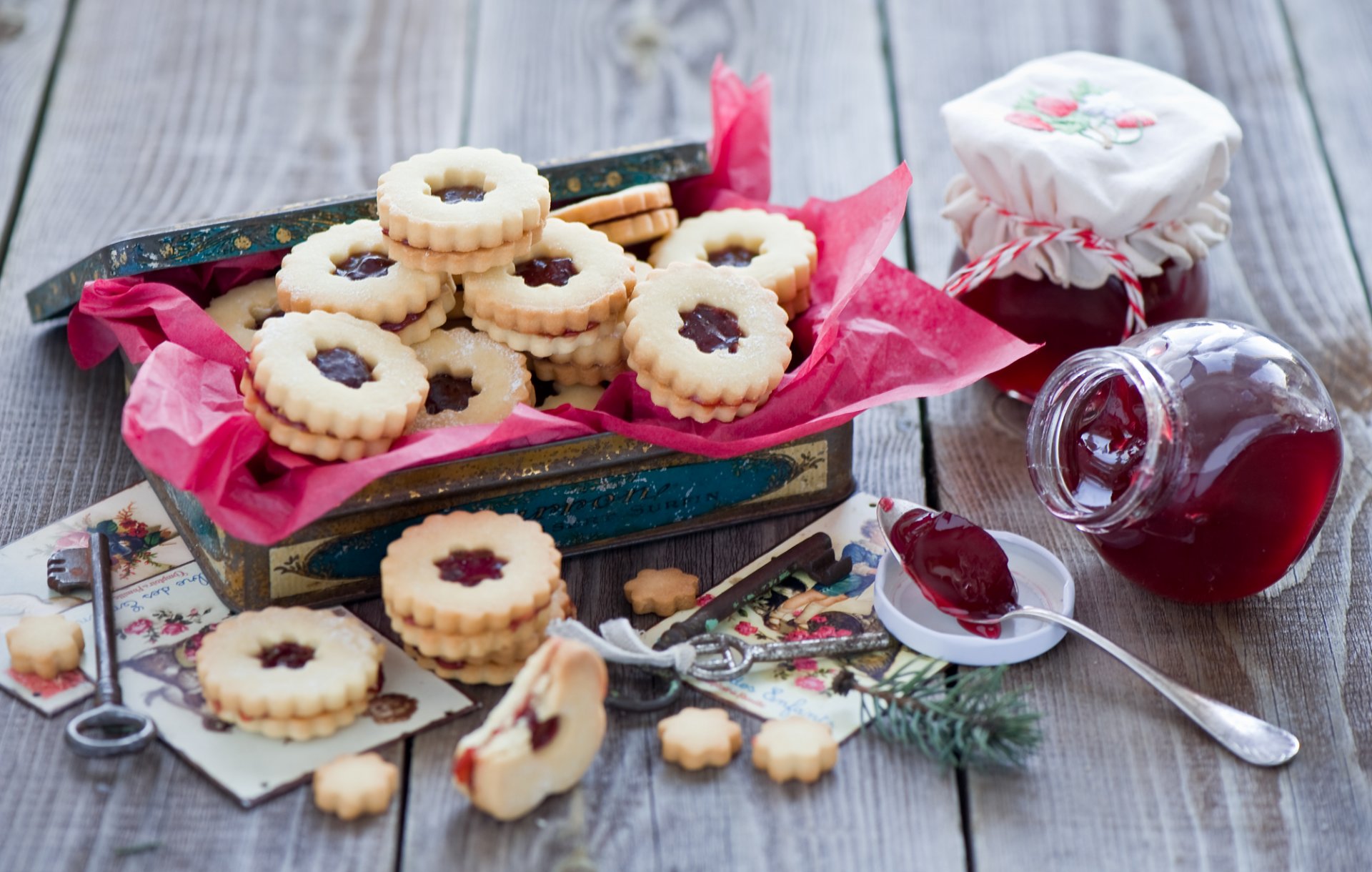 biscotti marmellata chiavi natura morta