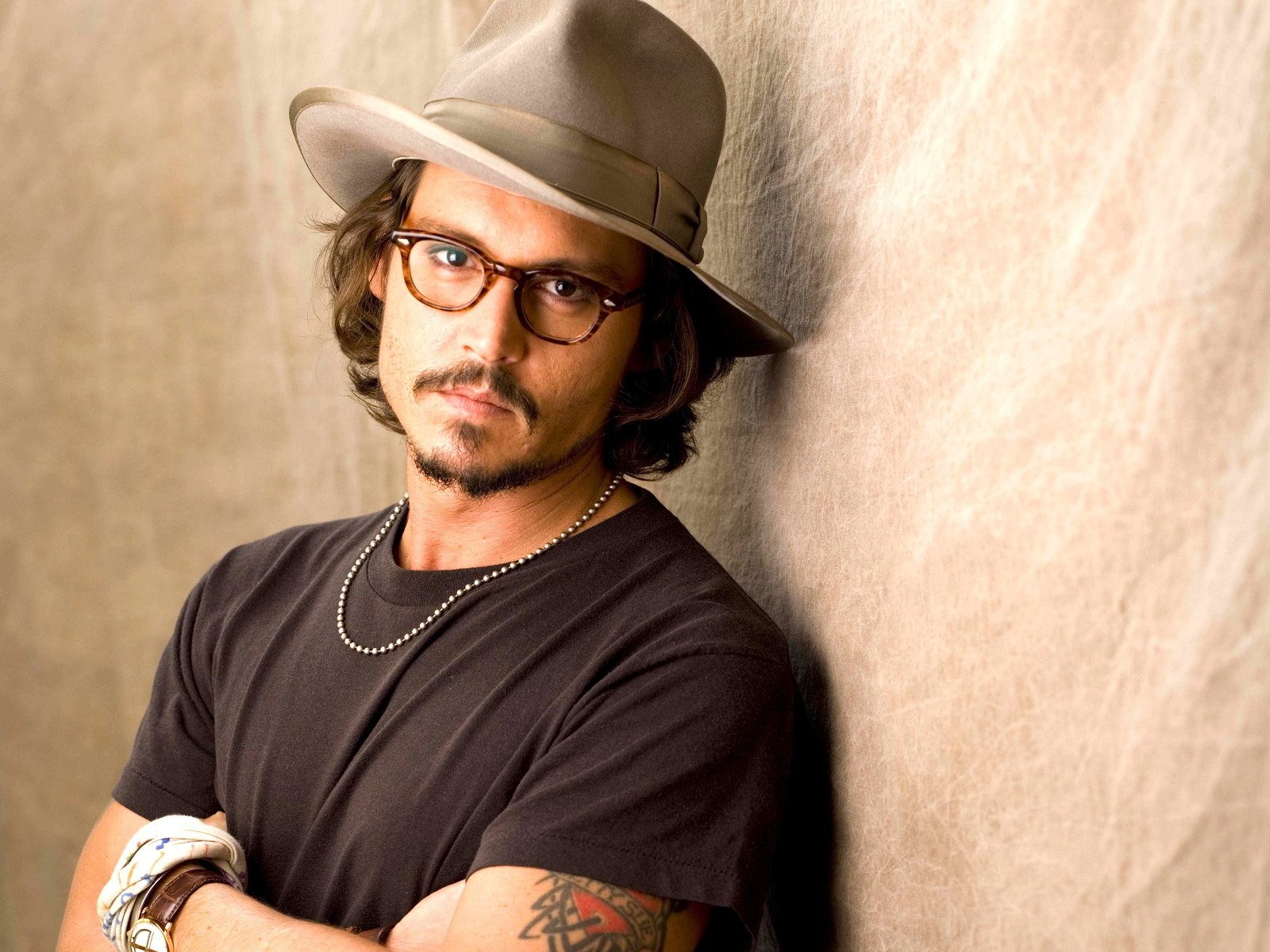 johnny depp lunettes chapeau mains