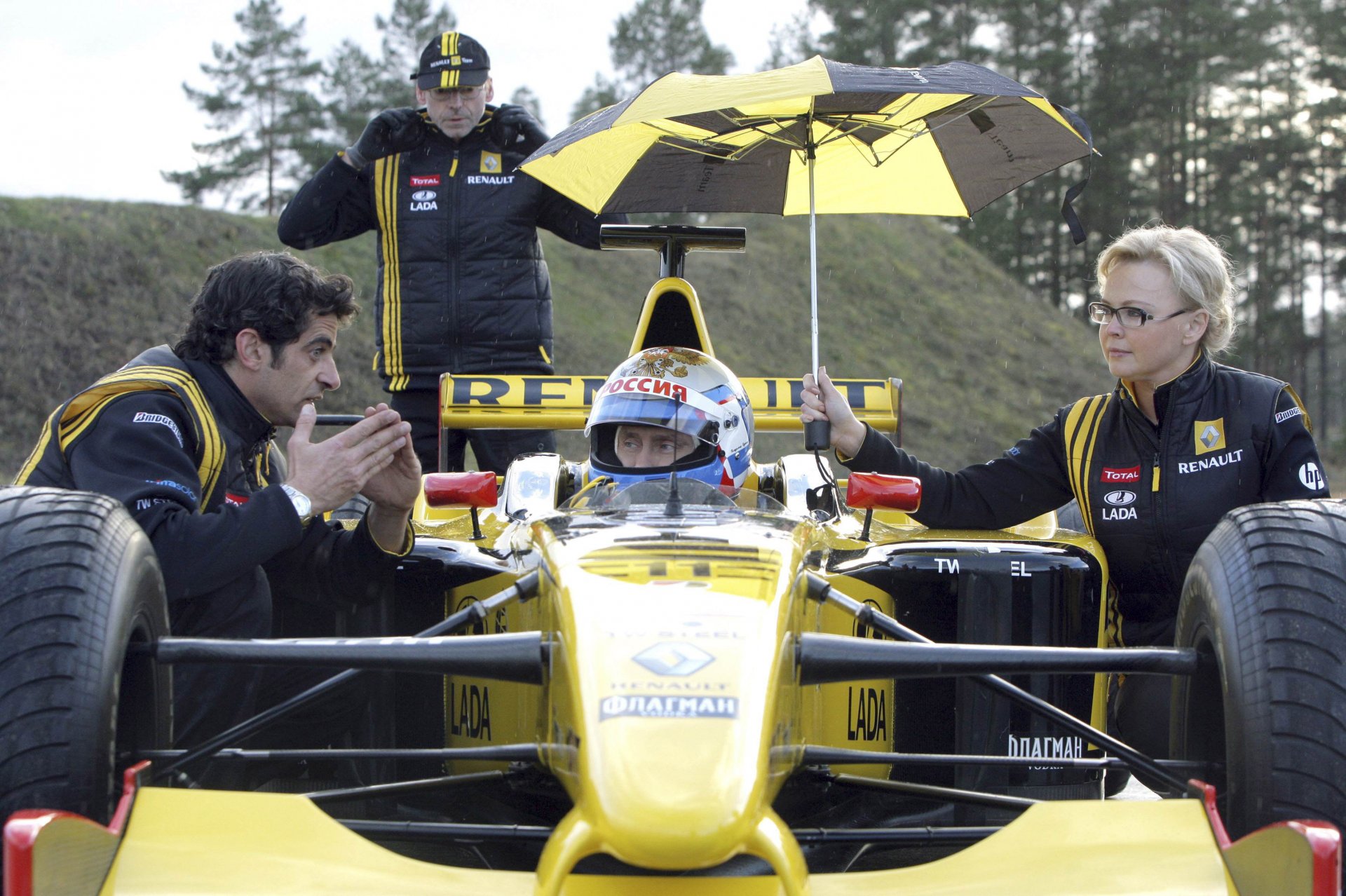 vladimir poutine président de la russie premier ministre de la russie voiture formula1 renault renault formula1 f1 sport automobile sport personnes parapluie parapluie casque fond d écran