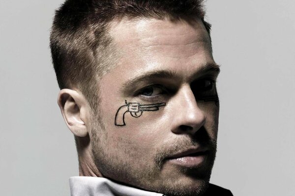 Carino Brad Pitt con un tatuaggio sul viso
