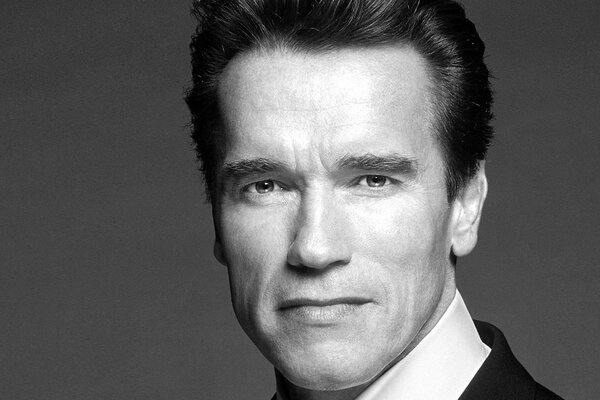 Arnold Schwarzenegger en una foto en blanco y negro