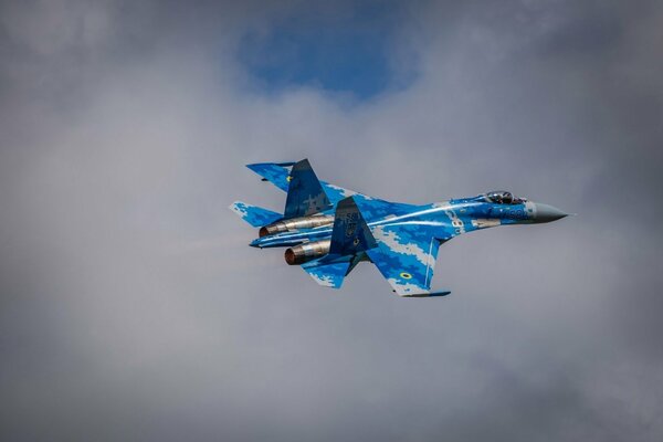 Das su-27-Gewitter fliegt direkt in den Wolken