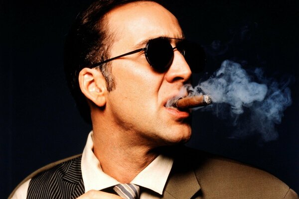 Nicolas Cage con un cigarro en la boca