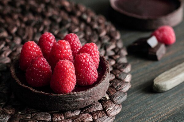 Torte, verziert mit Himbeeren auf dem Tisch