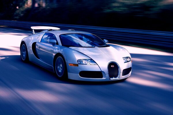 Bugatti Veyron blanc sur la vitesse