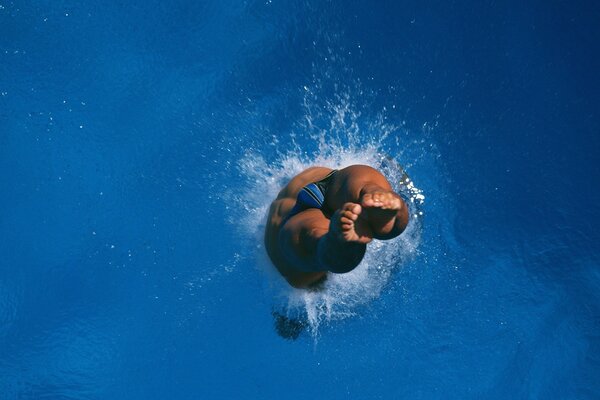 Sprung ins Wasser auf blauem Hintergrund