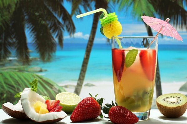 Cocktail mit Früchten auf dem Hintergrund des Meeres
