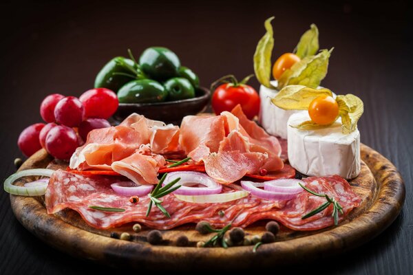 Nature morte saucisse fromage et légumes