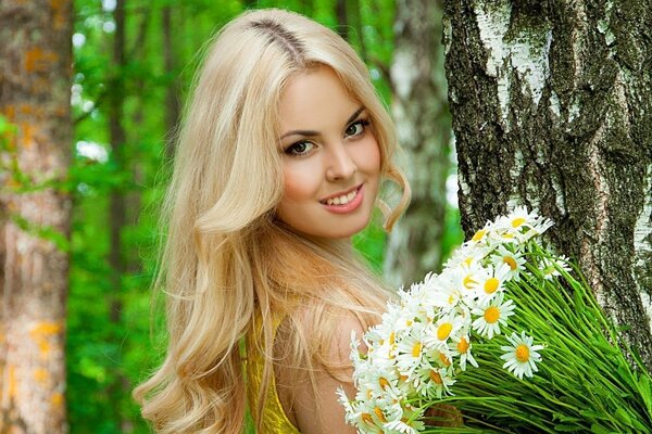 Blonde with a bouquet of white daisies