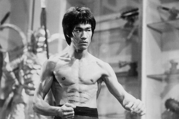 Légende-Bruce Lee sur une photo en noir et blanc