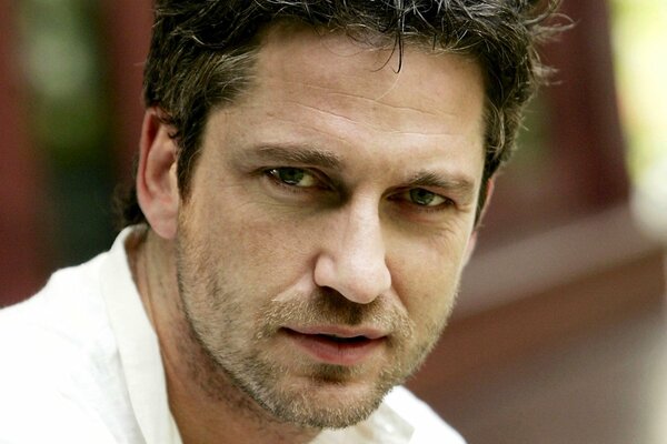 Gerard Butler sonríe con sus ojos