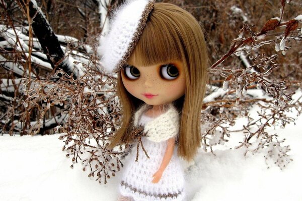 Милая куколка в снежном наряде