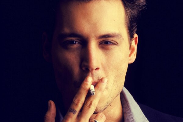 Johnny Depp fume une cigarette