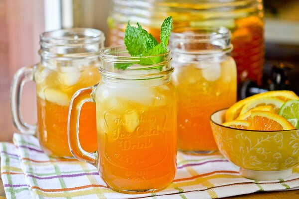 Zitruslimonade mit Minze in Gläsern