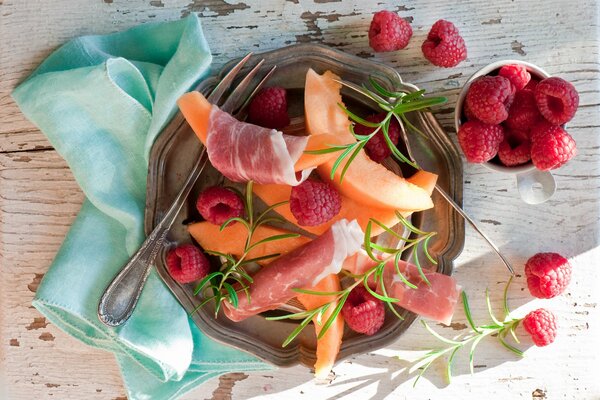 Ensalada de frutas en un plato