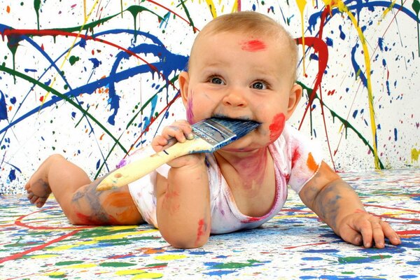 Schönes Baby ist in Farbe schmutzig geworden