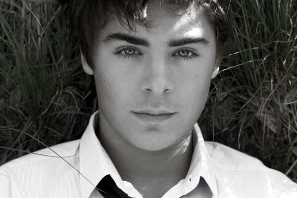 Photographie en noir et blanc de Zach Efron