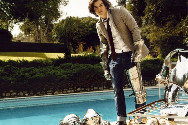 Orlando Bloom in armor by the pool