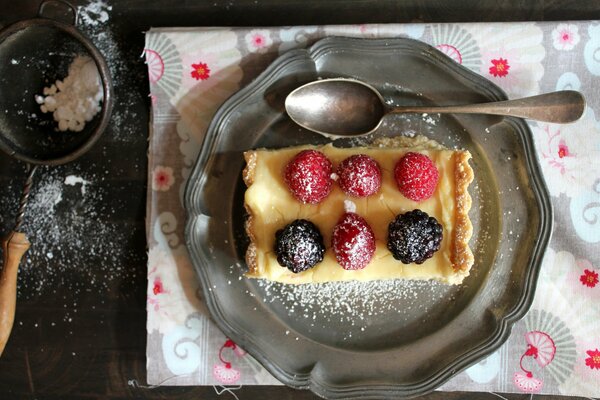 Pastel delicioso con frambuesas en un plato