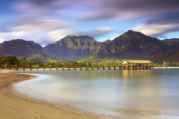 Die Berge spiegeln sich im morgendlichen See wider