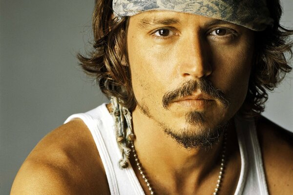 Johnny Depp en maillot et bandana