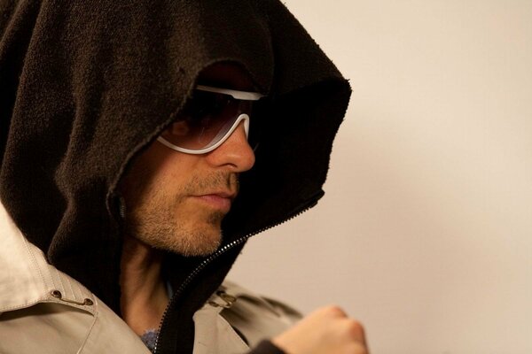 Jared Leto con capucha y gafas