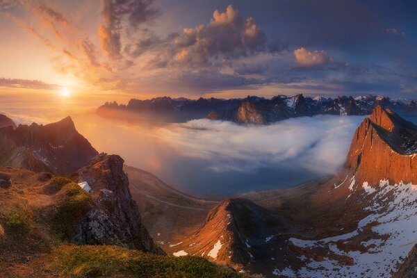 Der steinfjorden Fjord. Sonnenuntergang über den Bergen