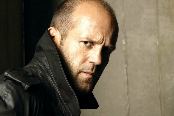 Porträt von Jason Statham mit einem durchdringenden blick