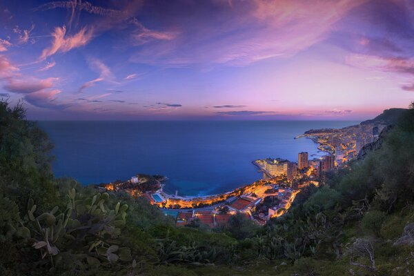 Sehr schöne Stadt in Monaco, am Abend dunkelblaues Meer