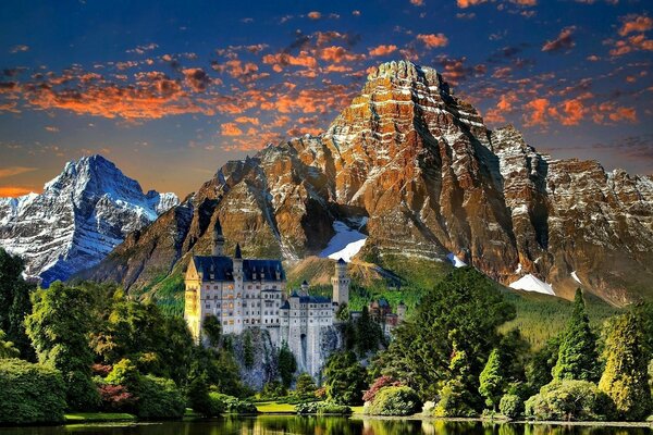 Ochent bellissimo castello sullo sfondo delle montagne